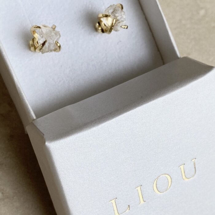 liou Quartz Studs