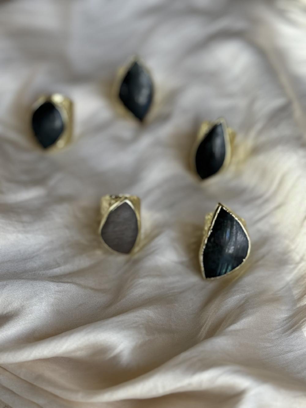 Liou Velariis Labradorite Ring