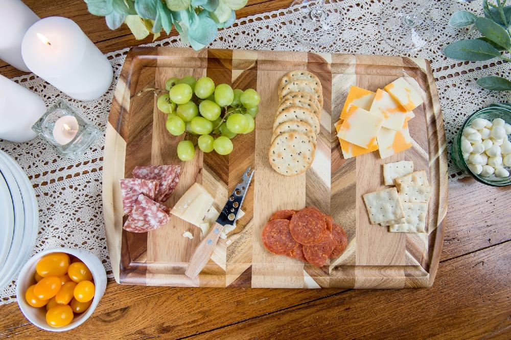 Lipper International Acacia & Rubberwood Board With Juice Groove