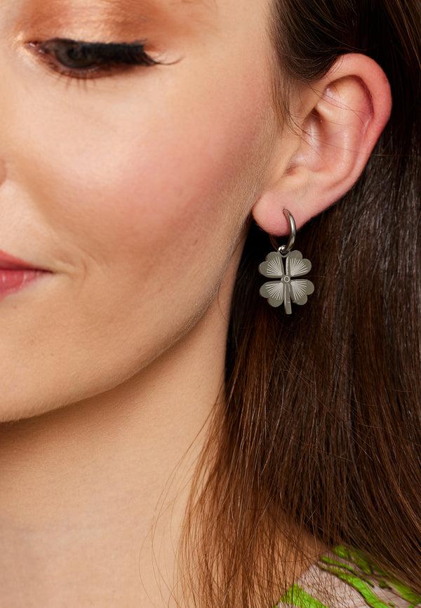 Liquorish Liquorish Lucky Clover Earrings In Silver