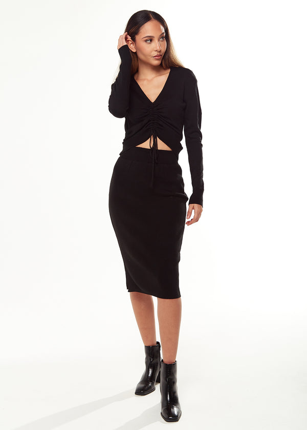 Liquorish Women's Knitted Set in Black - Cropped Sweatshirt V-Neck Full-Length Sleeves Pencil Skirt Adjustable Front String Side Slit
