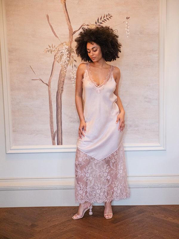 Liquorish Women's Maxi Dress With Lace Detail V-Neck And Sleeveless Design In Rose Pink - Liquorish