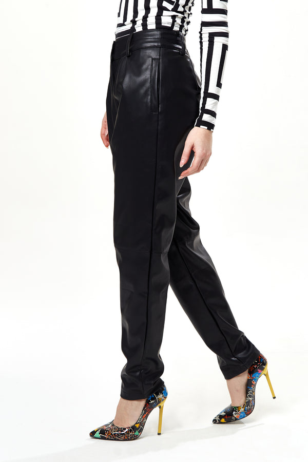 Liquorish Women's Trousers In Classic Black With Pleated Detail And Tapered Fit - Stylish Leather Look By Liquorish