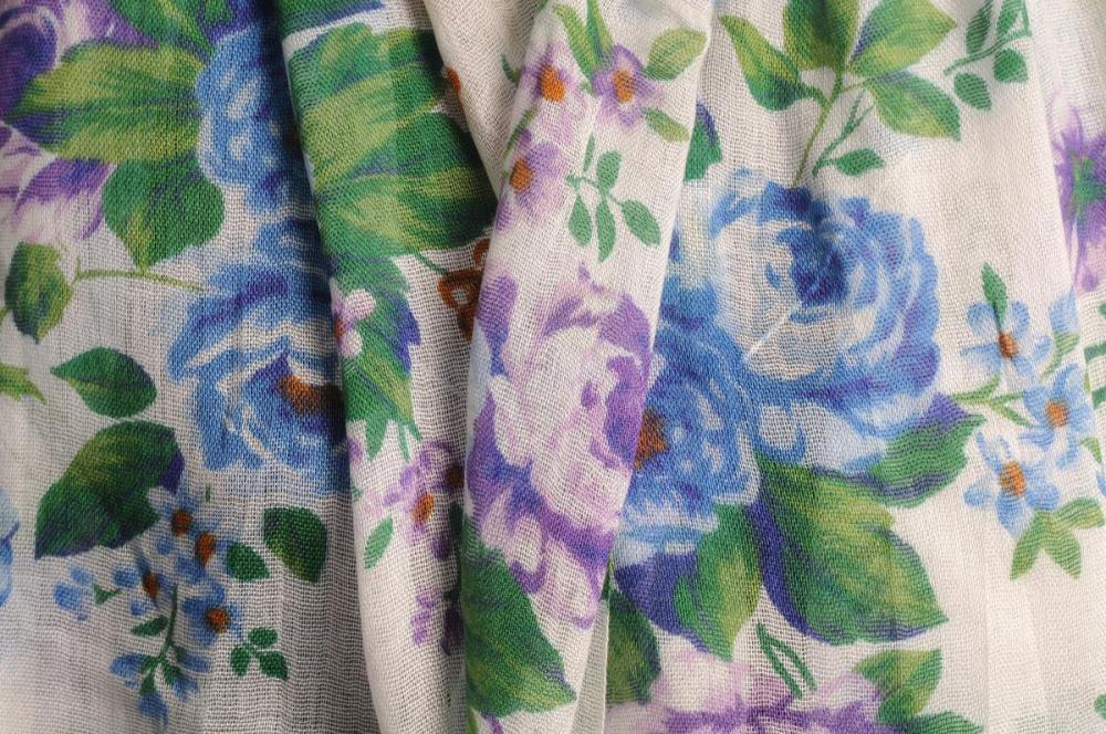 Liss Kiss Blue & Purple Roses On White With Tassels - Scarf