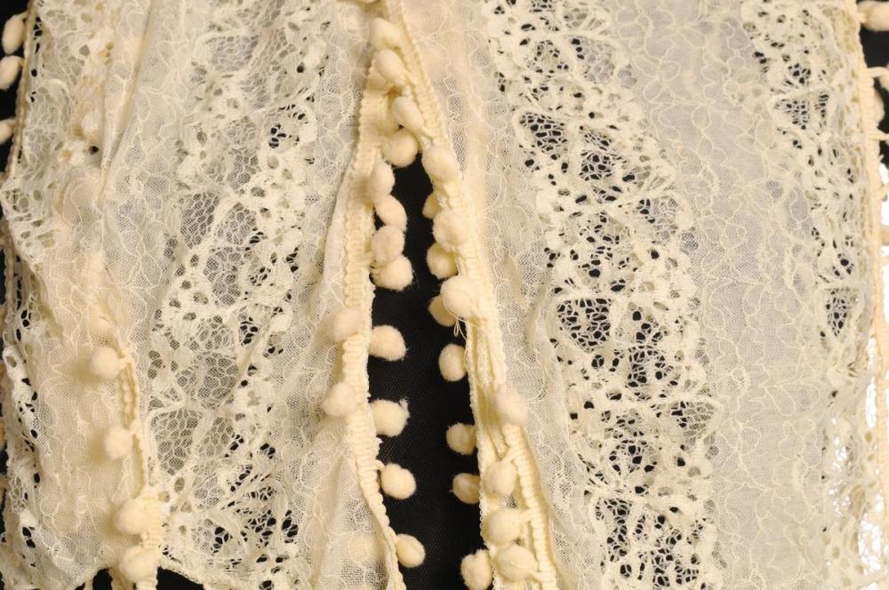 Liss Kiss Cream Vintage Lace With Soft Pearls - Scarf