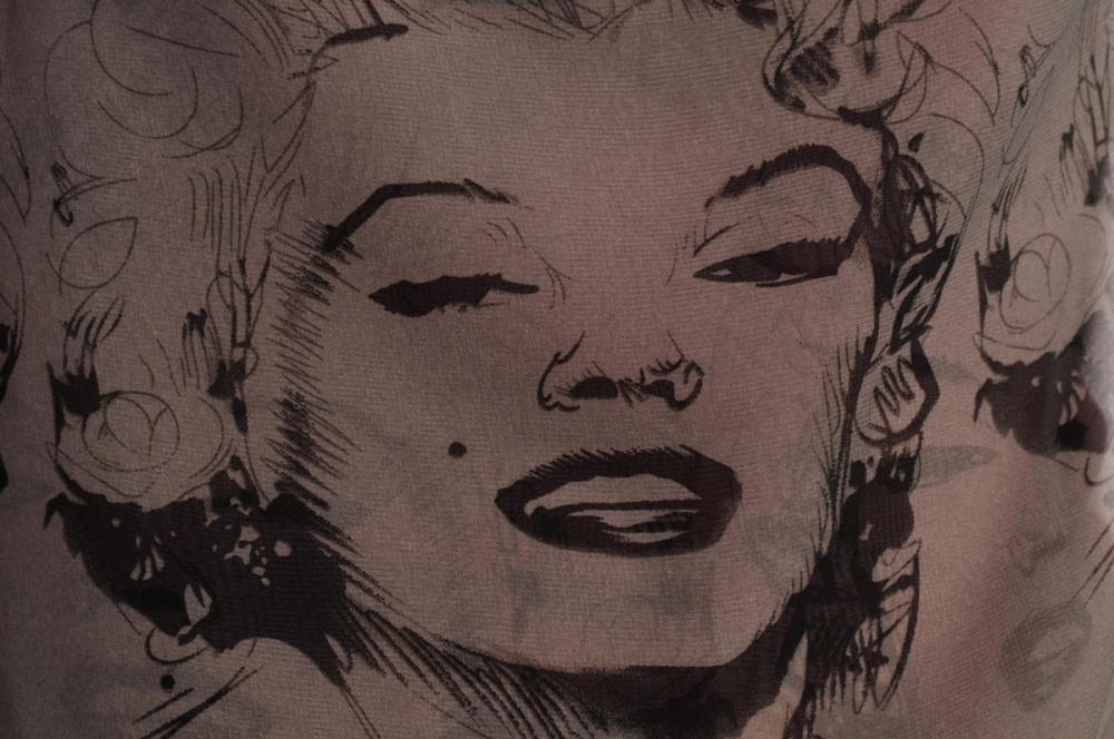 Liss Kiss Marilyn Monroe On Grey - Scarf