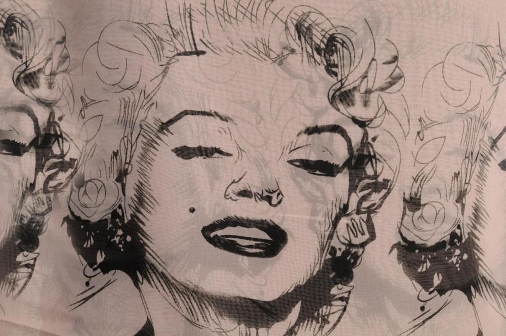 Liss Kiss Marilyn Monroe On Soft Pink - Scarf
