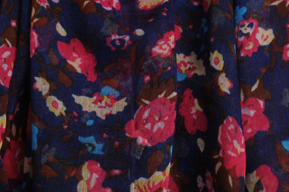 Liss Kiss Small Climbing Roses On Dark Blue - Scarf