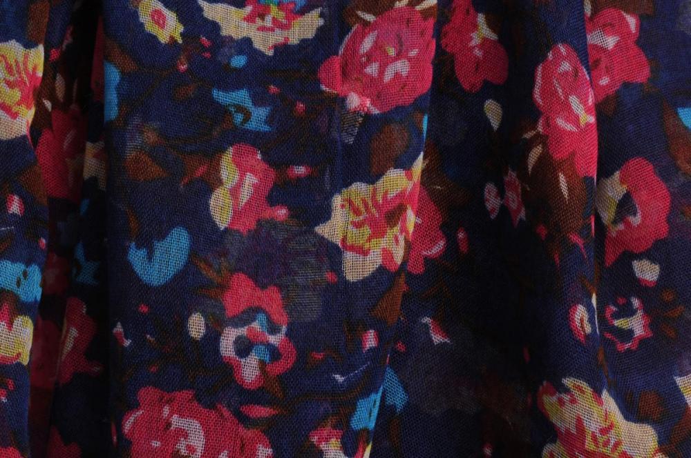 Liss Kiss Small Climbing Roses On Dark Blue - Scarf