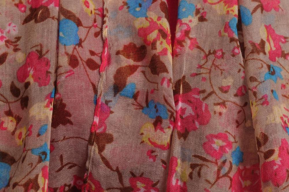 Liss Kiss Small Climbing Roses On Grey - Scarf
