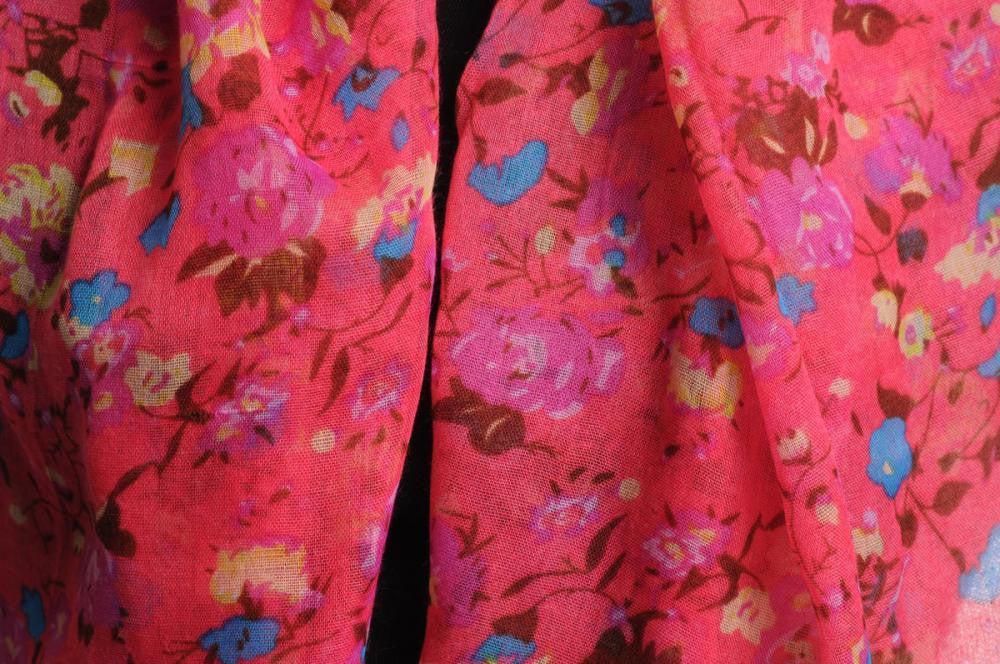 Liss Kiss Small Climbing Roses On Pink - Scarf