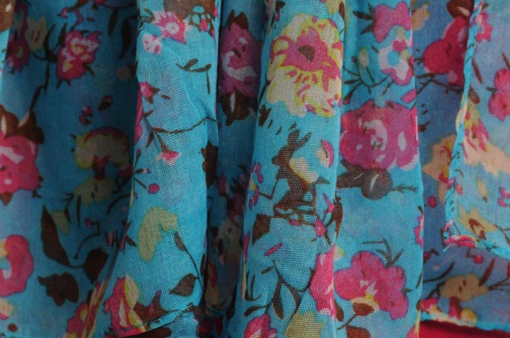Liss Kiss Small Climbing Roses On Sky Blue - Scarf