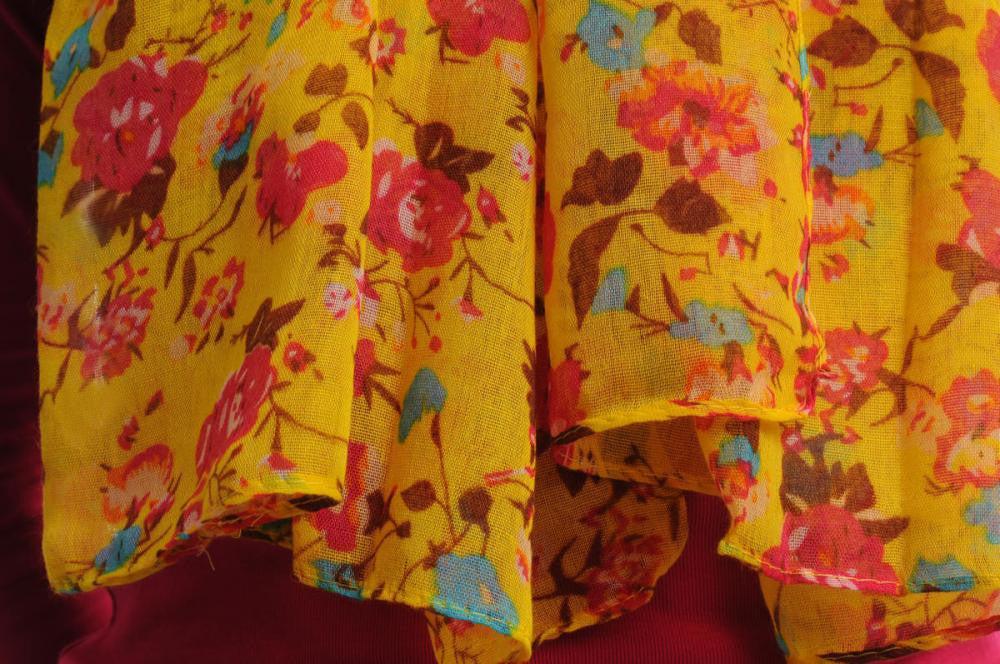Liss Kiss Small Climbing Roses On Yellow - Scarf
