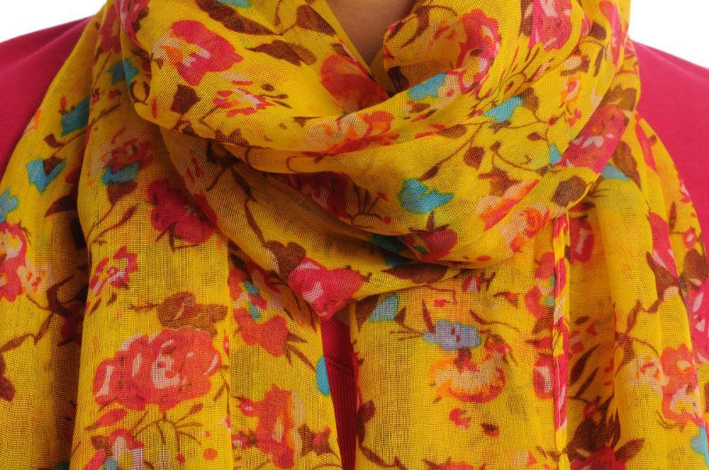 Liss Kiss Small Climbing Roses On Yellow - Scarf