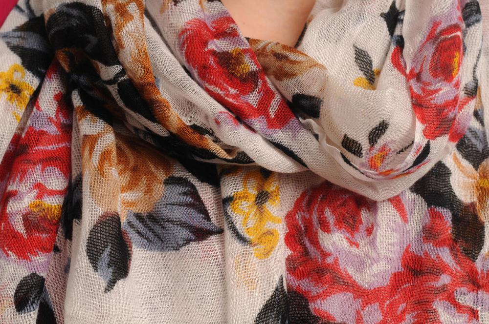 Liss Kiss Mocha Red & Purple Roses On White With Tassels - Scarf