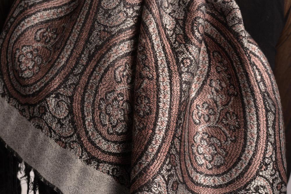 Liss Kiss Reversed Paisley On Silver Grey Pashmina With Tassels - Scarf
