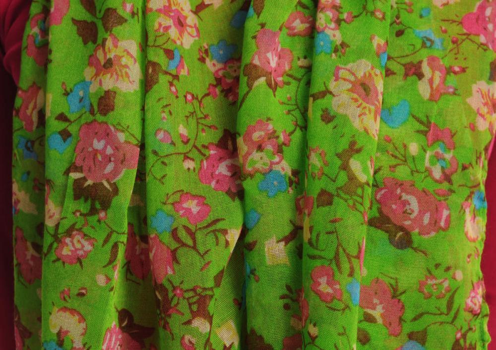Liss Kiss Small Climbing Roses On Bright Green - Scarf