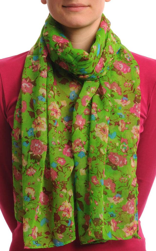 liss kiss Small Climbing Roses On Bright Green - Scarf