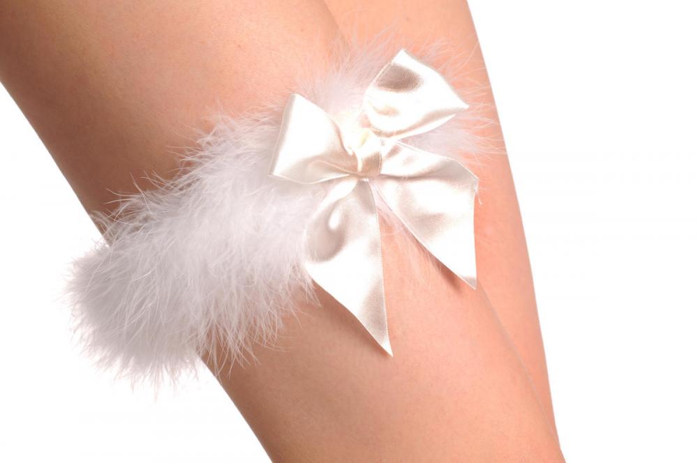 liss kiss White Marabou Feather With White Satin Bow - Garter