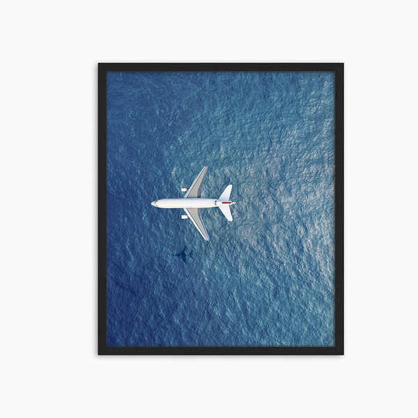 liv corday Airplane flies over the Sea
