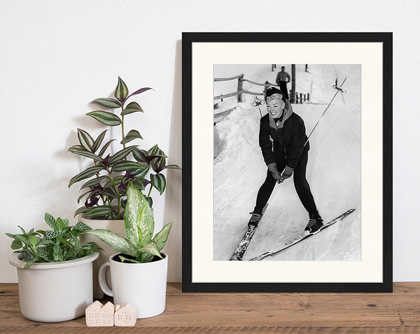 Liv Corday B&W Ski