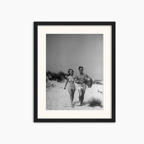 liv corday Couple walking on beach