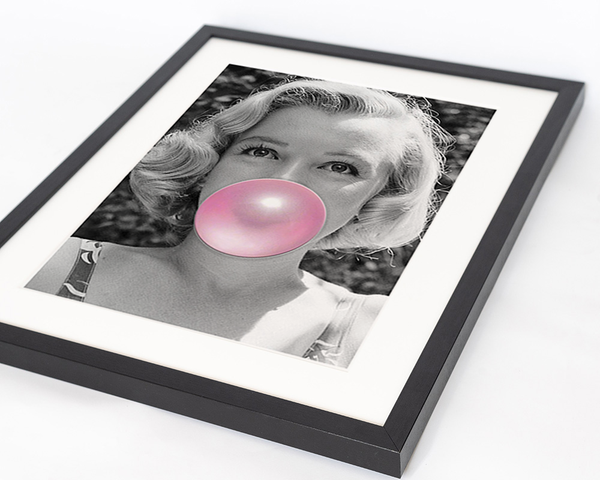 Liv Corday Marilyn Chewing Gum