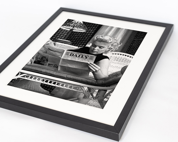 Liv Corday Marilyn Monroe Reading The News