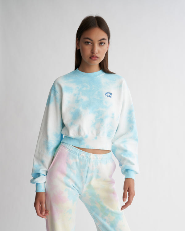 Livincool WAVY EMBROIDERED CROP SWEATSHIRT SKY TIE DYE