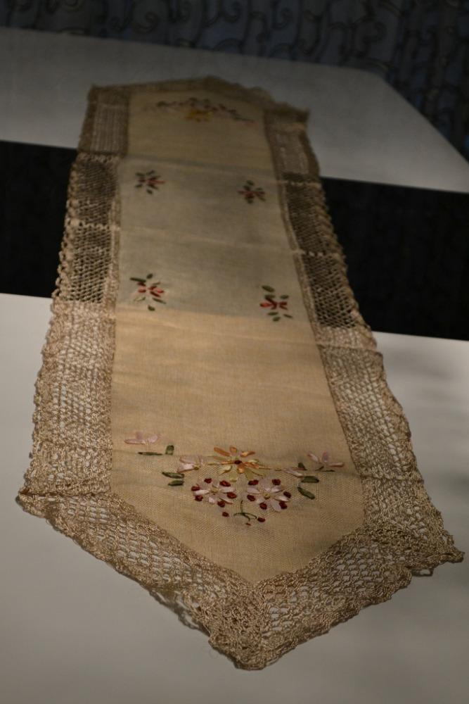 lixra Floral Embroidered Table Runner