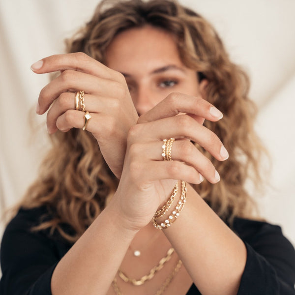 Lizzie Mandler Mini Knife Edge Chain Ring With Diamond Center