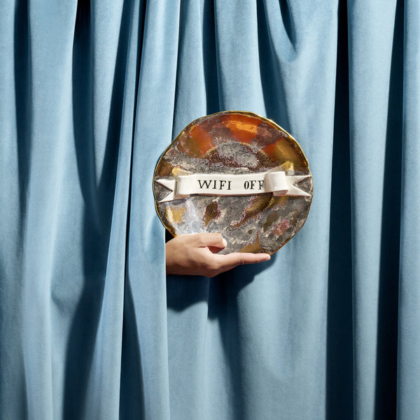 L'objet Ruan Hoffmann Plate With Ribbon Wifi Off