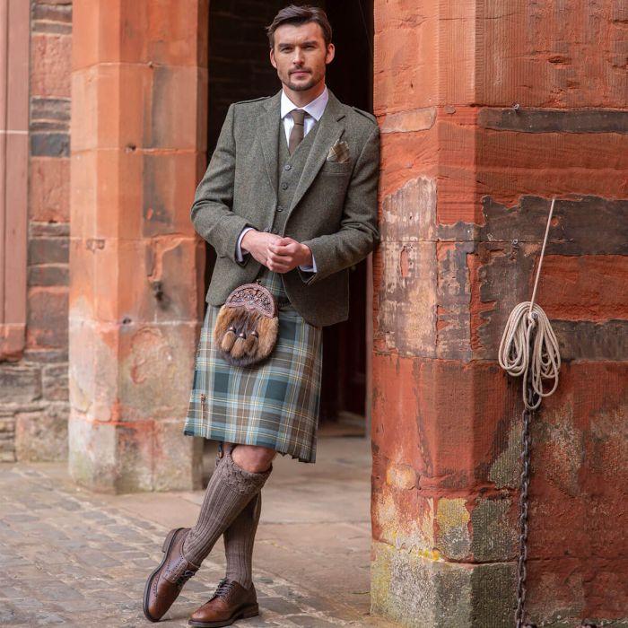 Lochcarron Of Scotland Mens Traditional 8 Yard Braeriach Medium Weight Kilt