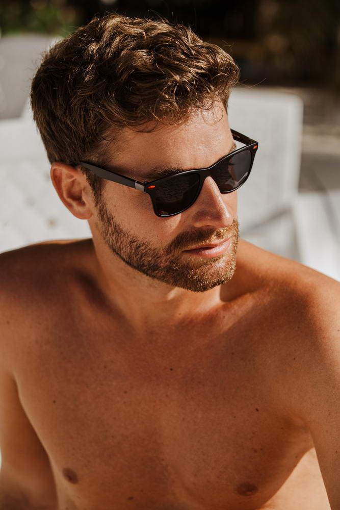 Locs Matsorte Wayfarer Solbriller Med Røde Detaljer – Lys Metal