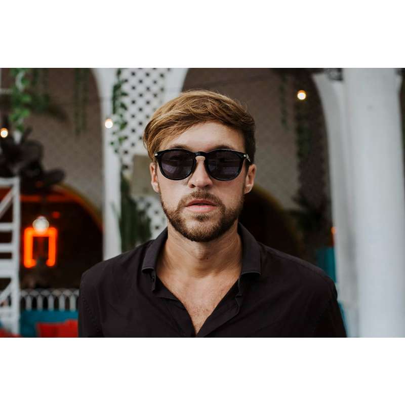 Locs Runde Sorte Solbriller Med Metal Detalje – Mørke Glas