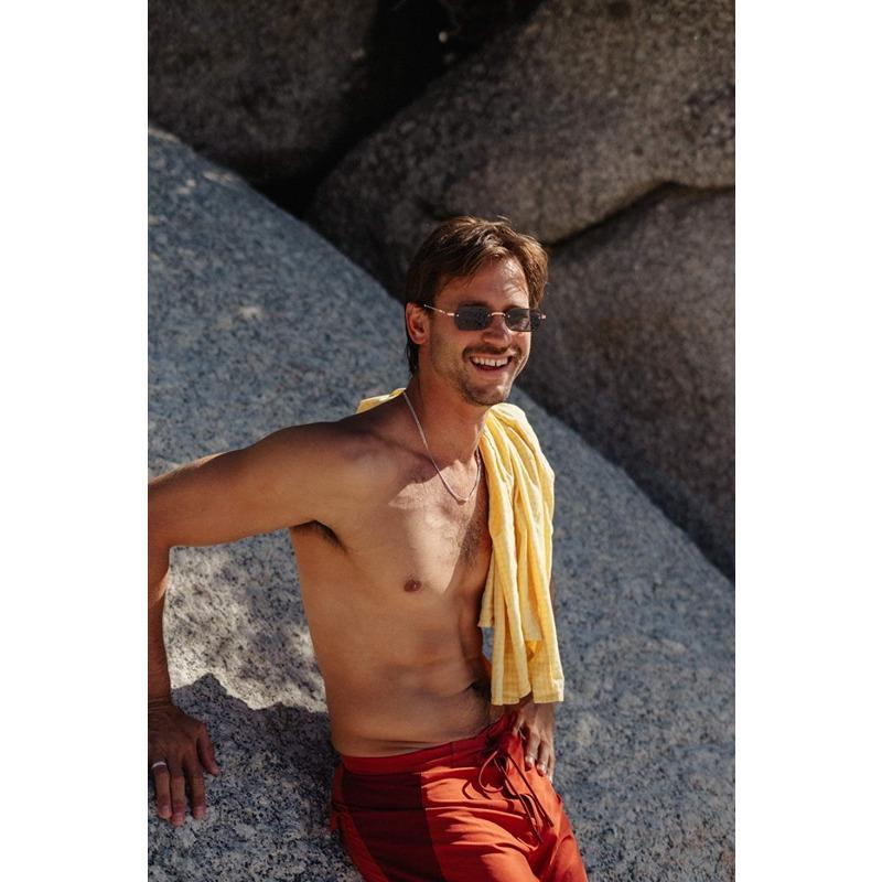 Locs Smalle Y2K Solbriller Med Mørke Glas Og Guld Metal Stel | Menorca