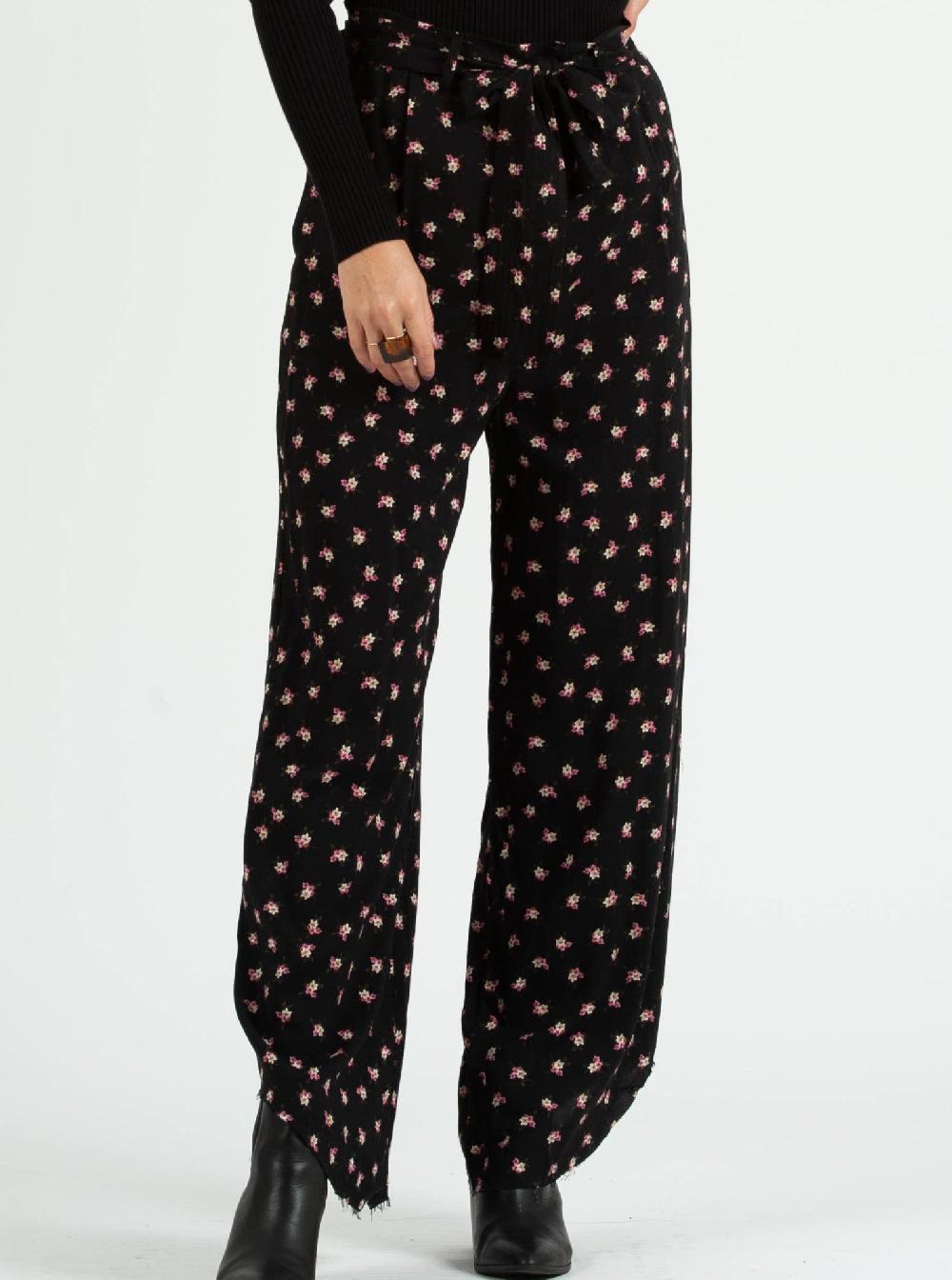 lucca couture HEMMEY FLORAL BELTED PANTS-CARBON FL