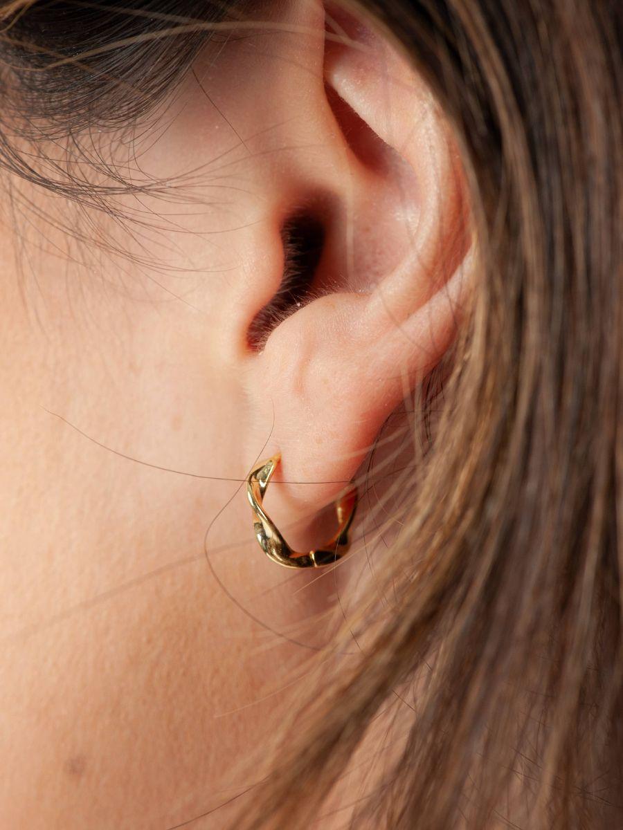 lucca couture HUGGING TWISTED HOOP-GOLD