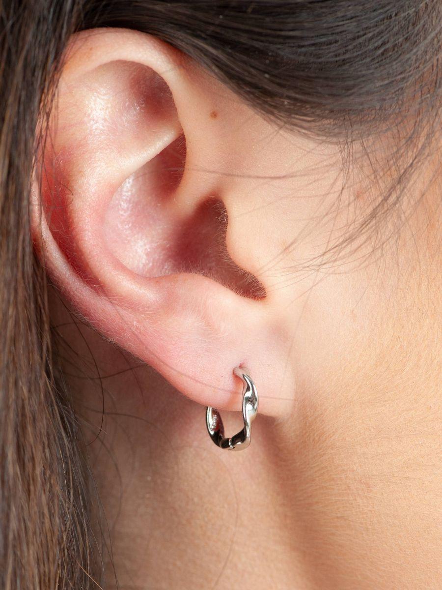 lucca couture HUGGING TWISTED HOOP-SILVER