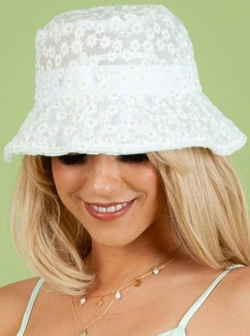 lucca couture MESH DAISY BUCKET HAT-WHITE