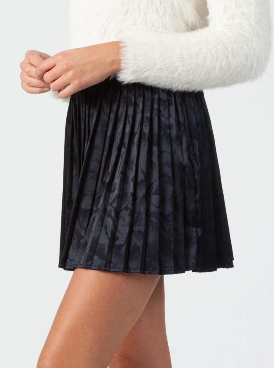 lucca couture YVETTE PLEATED MINI SKIRT-NAVY