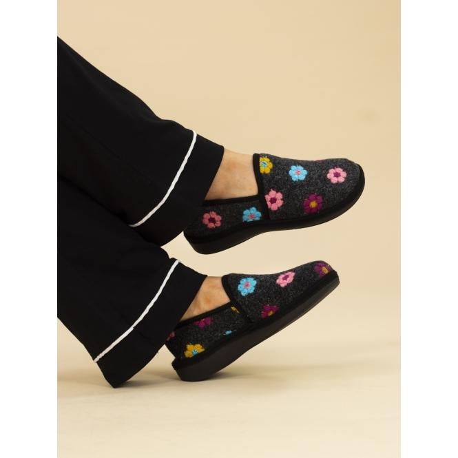 Lunar Sepal Black Slipper