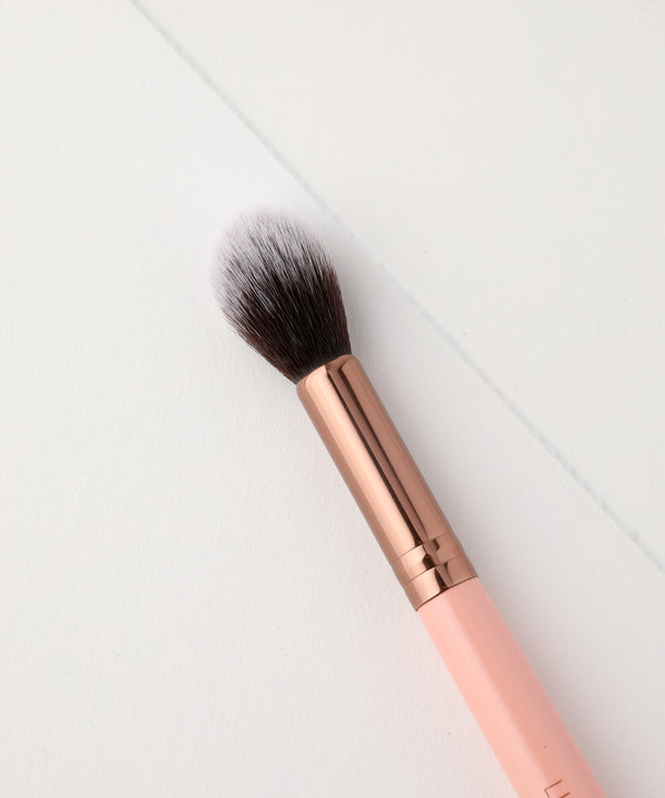 Luxie LUXIE 522 Tapered Highlighting Brush - Rose Gold