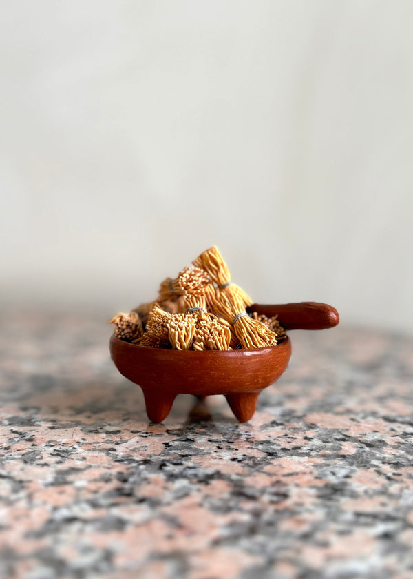 Luz Barro Rojo Tripod Bowl And Spoon Set