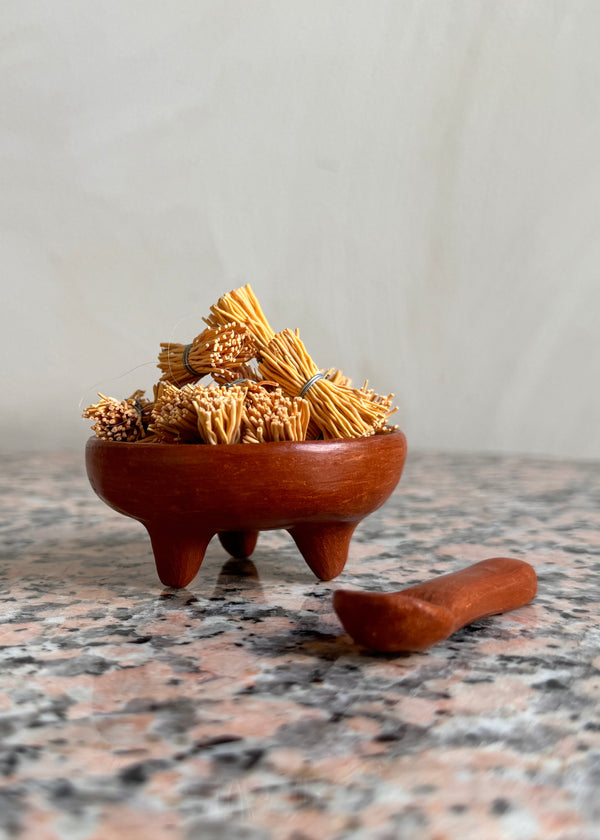 Luz Barro Rojo Tripod Bowl And Spoon Set