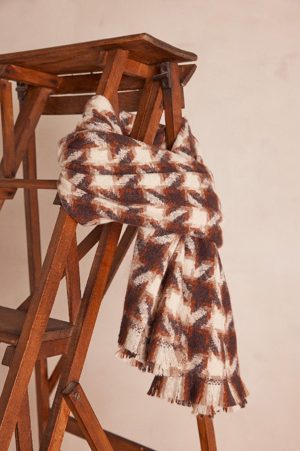 maison 123 TIPHAINE scarf with houndstooth pattern