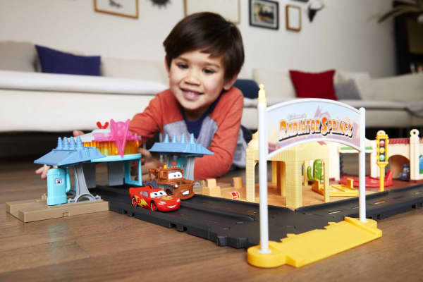 mattel Disney And Pixar Cars On The Road Radiator Springs Tour Playset 2 Toy Cars