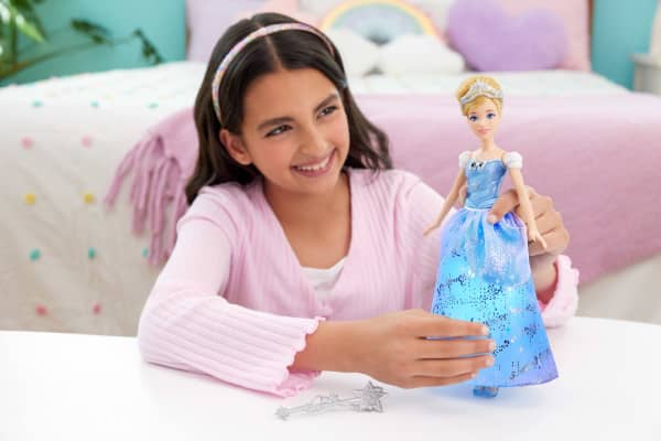 mattel Disney Princess Poupée Cendrillon et Sa Robe enchantée
