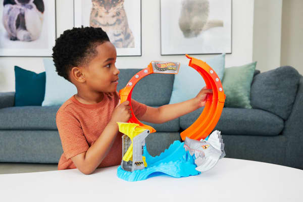 mattel Hot Wheels Monster Trucks Corkscrew Shark Smash Track Set & 1:64 Scale MEGA-Wrex Toy Truck