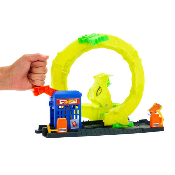Mattel Hot Wheels Snake Spiral Attack Playset With 1:64 Scale Die-Cast Toy Car & Speed Snap Track